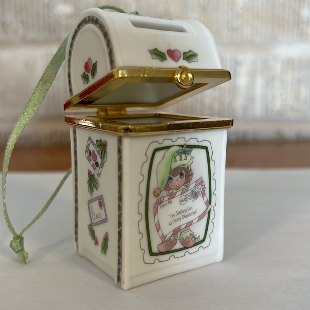 Precious Moments, Christmas ornament,1990, “Sending Christmas Wishes Early”